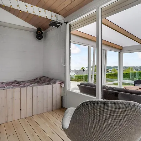 Dom wakacyjny 2 Bedroom Lovely In *